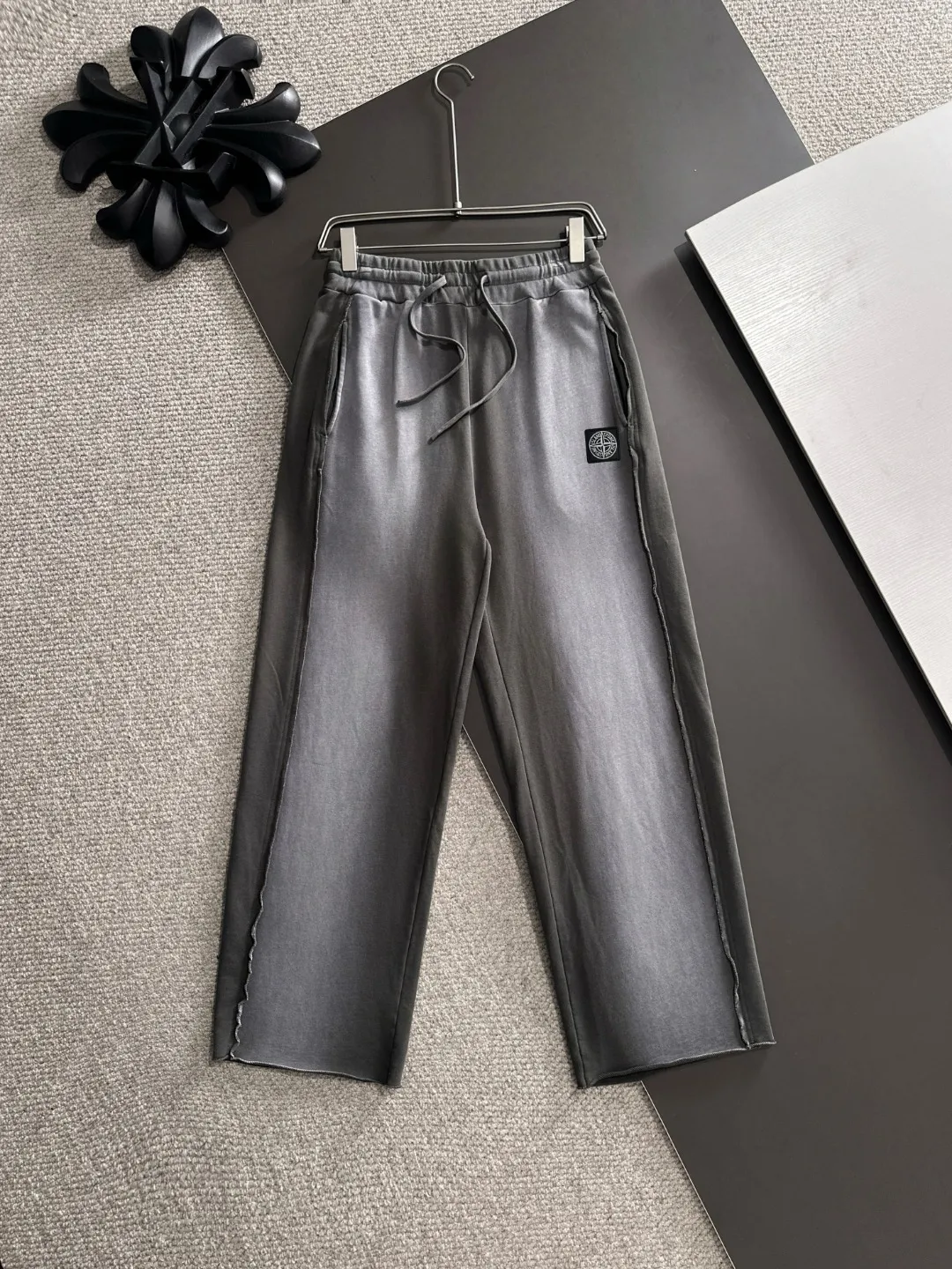 Next day shipment P360 Stone lsland/Stone Island Exclusively launches 25ss autumn and winter new high-quality trousers. Compare real-life details at will. Craftsmanship that ordinary small workshops cannot copy. Top-level ZP development. Unique imported fabric feel. Purely imported German machine production. Precision operation. Ten thousand needle density. A pair of trousers with rich details. You can see the development strength. A full set of new accessories are customized simultaneously. Simple yet elegant. Soft, delicate and comfortable. The upper body is versatile and fashionable. A perfect choice for autumn and winter. A must-have item. Loose fit. Please refer to the size chart when placing an order: S to XL (or state your height and weight when placing an order)